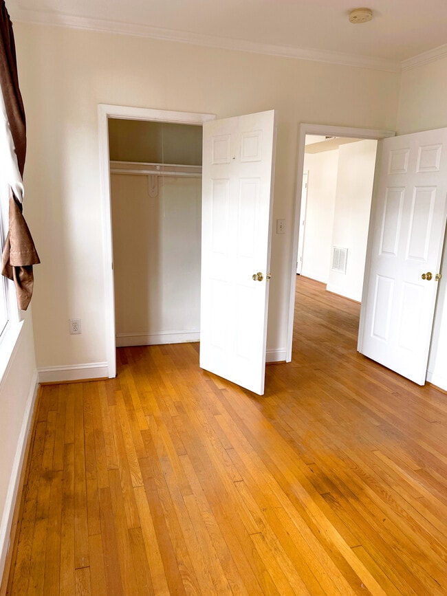 Bedroom with additional closet - 803 7th St NE Unidad 4