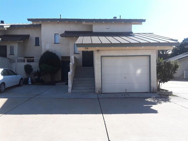 Front Entrance (Garage is not part of this rental) - 207 Hi Cir N Townhome