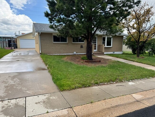 5 Bedroom ,3 bathroom Single Family Unit - 5 Bedroom ,3 bathroom Single Family House Unit