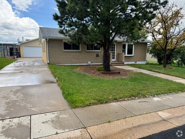 Building Photo - 5 Bedroom ,3 bathroom Single Family Unit Rental