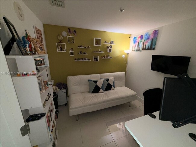 Photo - 253 NE 2nd St Unidad 2402