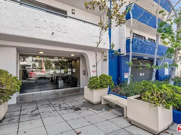 Photo - 10982 Roebling Ave Unidad 404