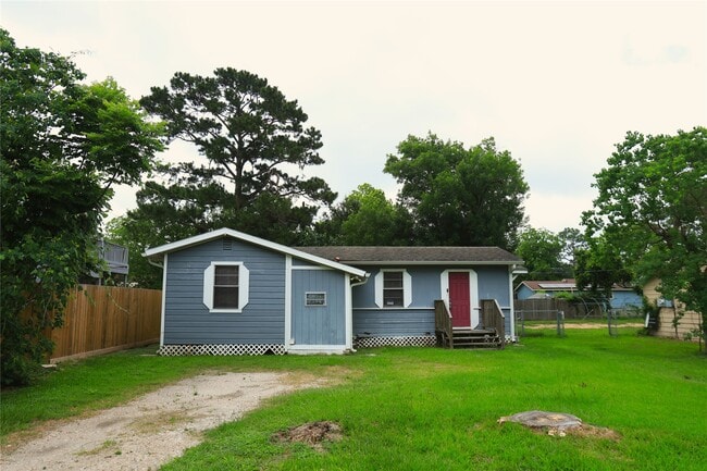 Building Photo - 713 S Valderas St