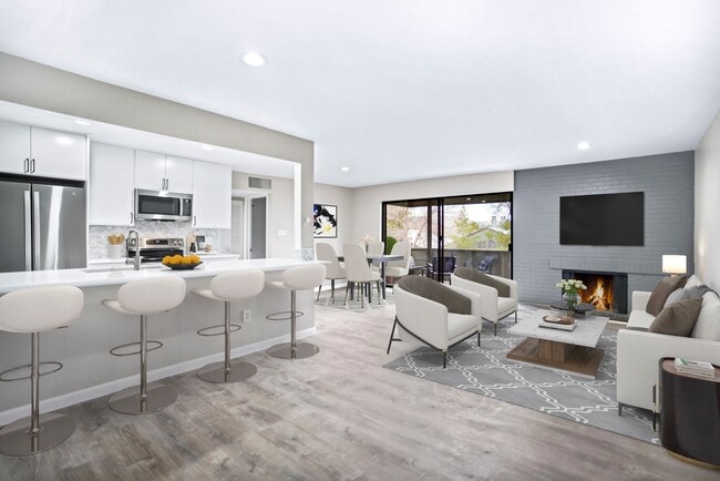 Building Photo - Stunning Fully Remodeled 2BD/2BA - Top Floor Unit B462