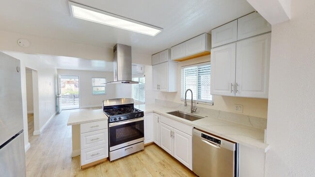 Building Photo - Charming 2 bed, 1.5 bath home with views of Downtown!