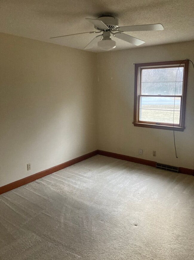 Photo - 669 McGregor Rd