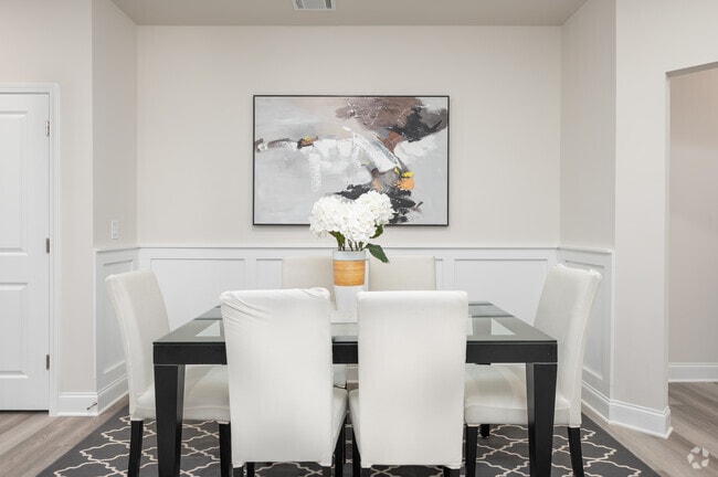 The Dylan - Dining Area