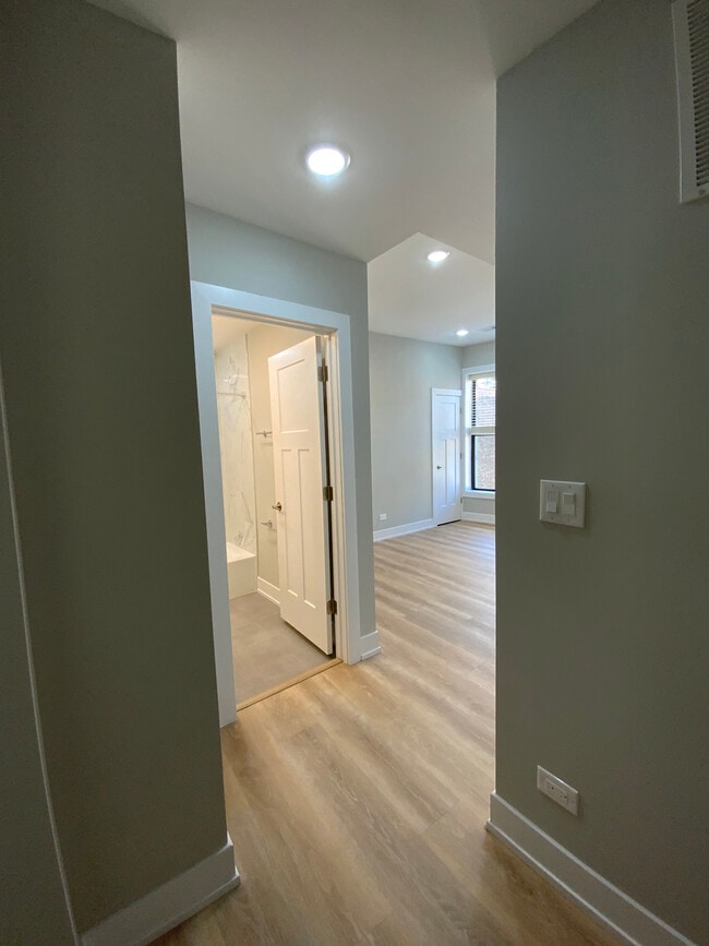 Building Photo - 440 W Belden Ave Unit #432-06