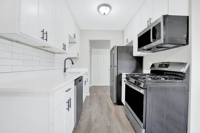 Photo - 121 W 63rd St