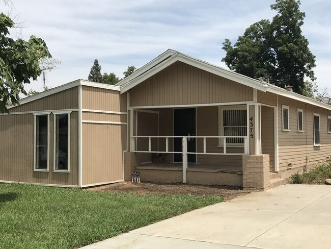 Building Photo - Adorable Wood streets 3 bd home