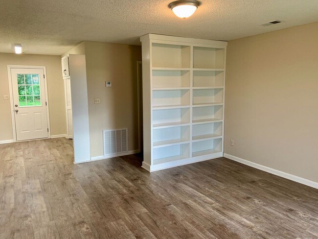 Photo - 16998 Carter Cir