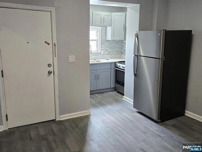 Building Photo - 379 E Kinney St Unit 3-3 Rental