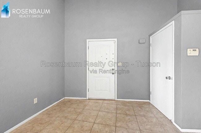 Building Photo - 2525 N Alvernon Way Unit F6