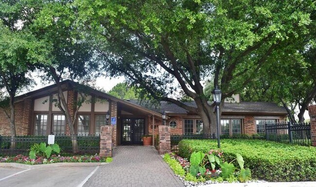 Photo - 2750 E Trinity Mls Rd Unidad c1