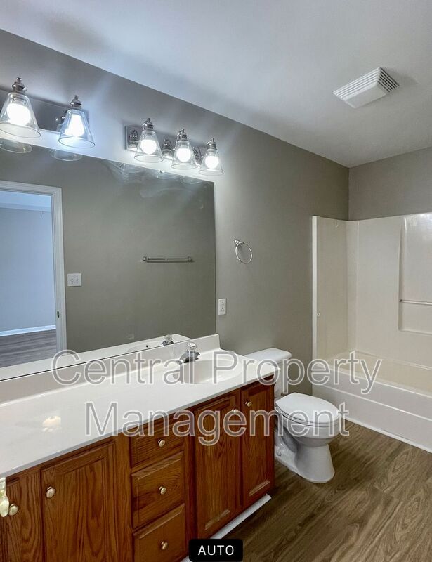 Photo - 320 Woodruff Park Ln