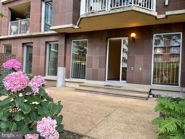 Building Photo - 520 N St SW Unit S116