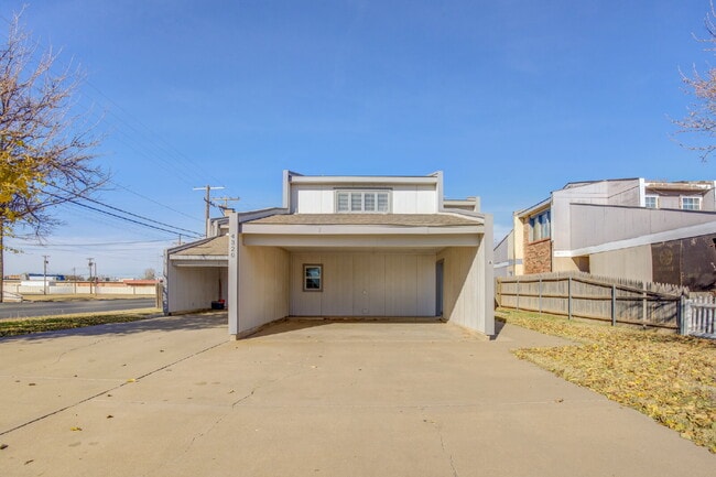 Building Photo - Two Story, 2 Bed / 1.5 Bath Duplex with Mo... Rental