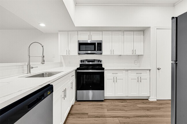 Photo - 2022 Lakewood Ct