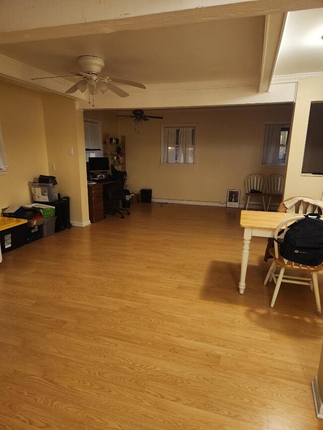 Building Photo - 412 BackStreet Rental