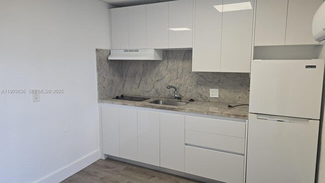 Building Photo - 5655 Johnson St Unit 5