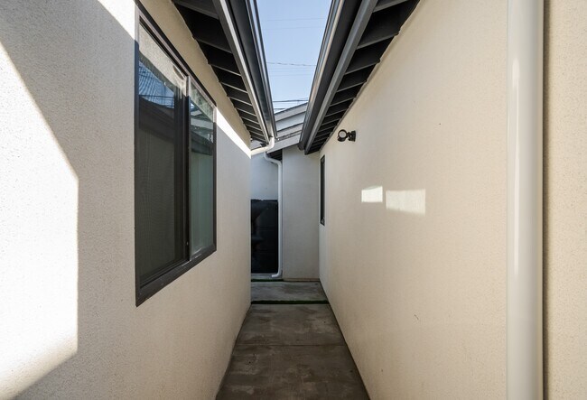 2708 S Cochran Ave