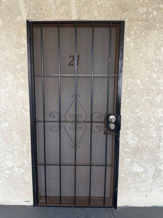 Entrada - 14025 Chadron Ave