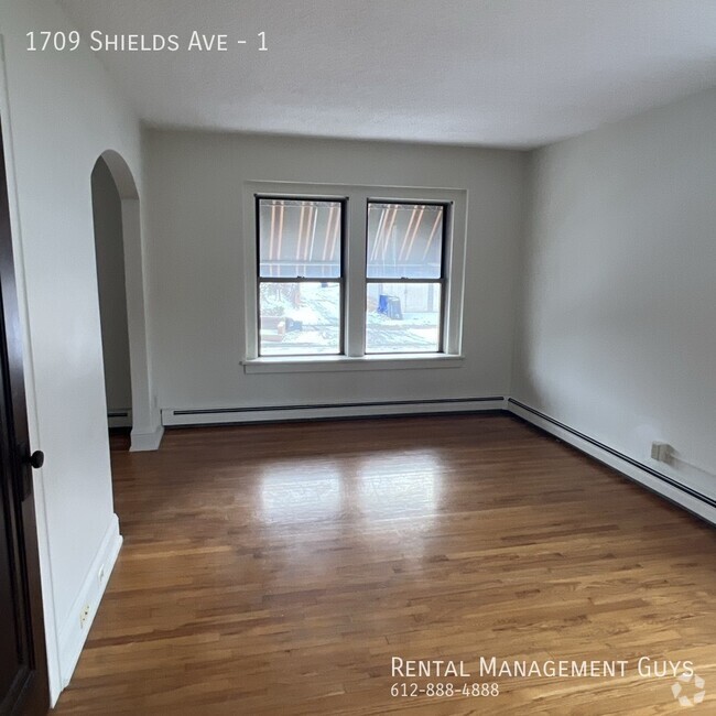 Building Photo - Huge One Bedroom with Living Room! Complet... Unit 1 Rental