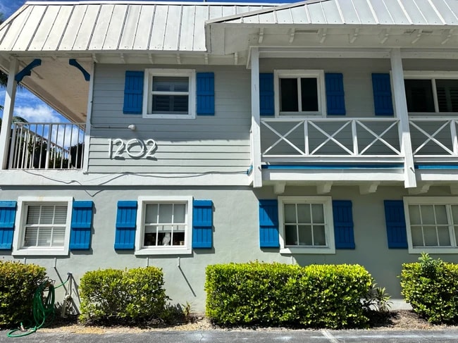 Building Photo - 1202 Palm Trl Unit 1