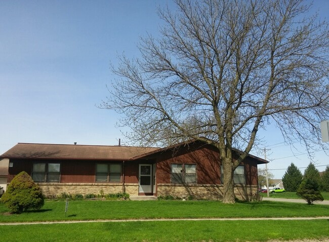 Building Photo - Available JULY 1st !  Prairie View East Duplex