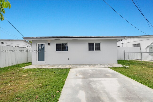 Building Photo - 10350 SW 48th St Unit B