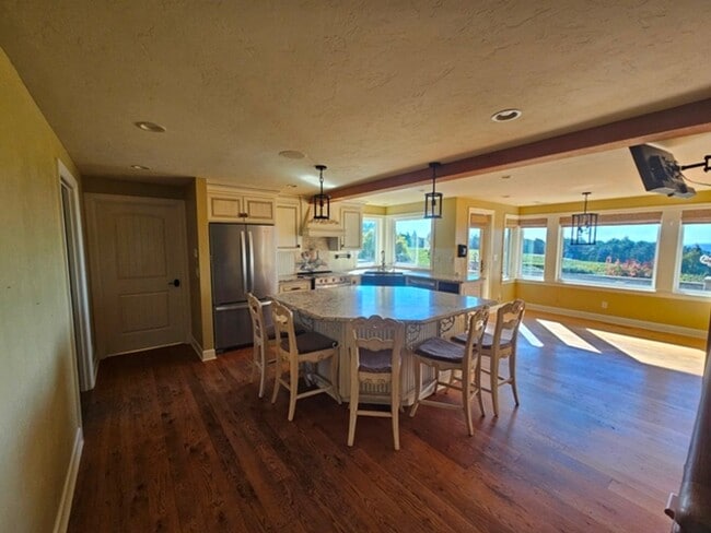 Photo - 4Bd/5Ba Multi Story Home - For viewing by ...