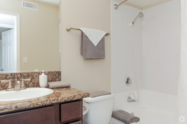 2BR, 2BA - 1004 SF Vaulted Ceiling