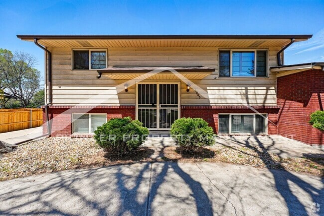 Building Photo - Spacious Home with Washer/Dryer and Centra...