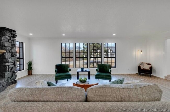 Photo - 11016 S Jamestown Ave