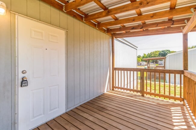 Photo - 105 E Briar Dr