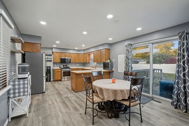 Photo - 2208 Root St