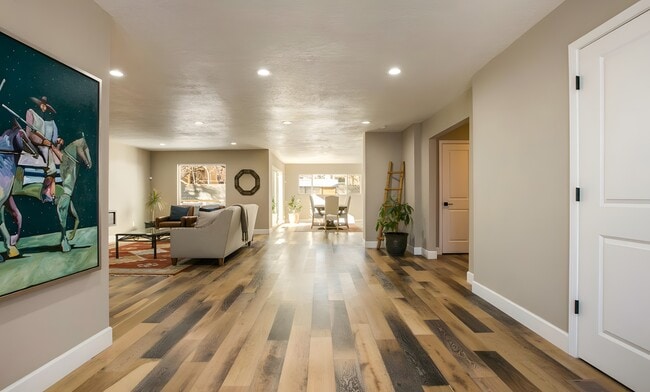 817 Lafayette Dr NE