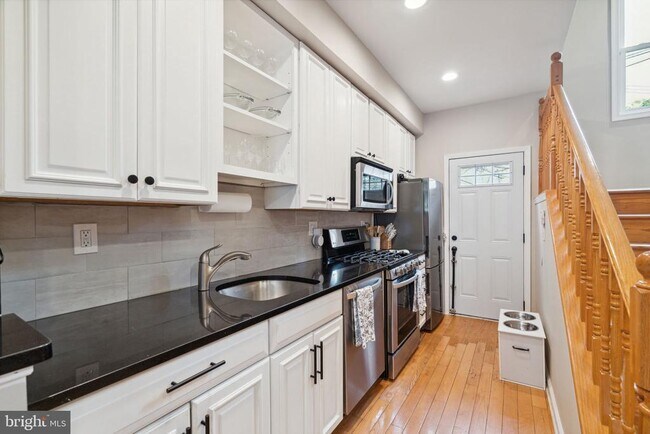 Photo - 2357 Montrose St