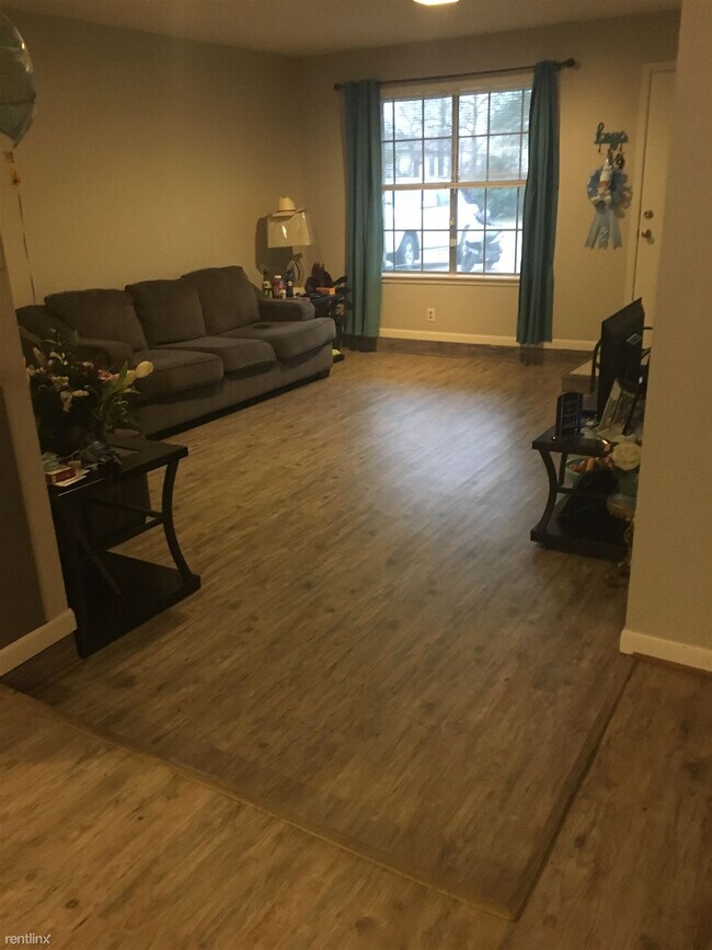 2 br, 1 bath Duplex - 1813 Wilde Oak Cir W...