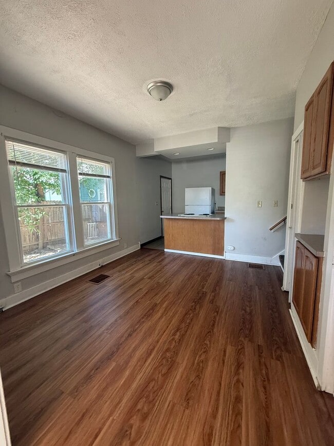 Building Photo - 113-115 Johnson Unit 113 Johnson