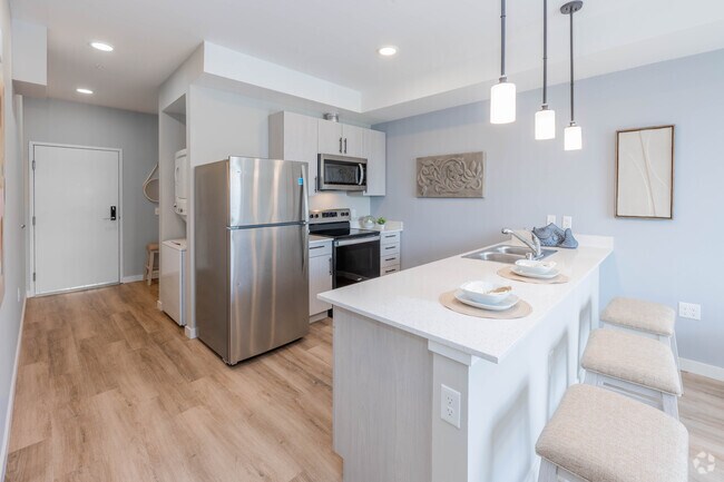 2BR, 2BA - 923SF
