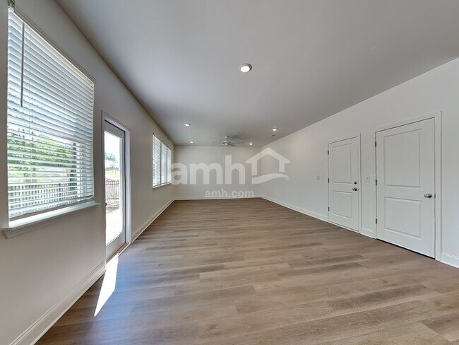 Photo - 190 Hickory Pointe Rd