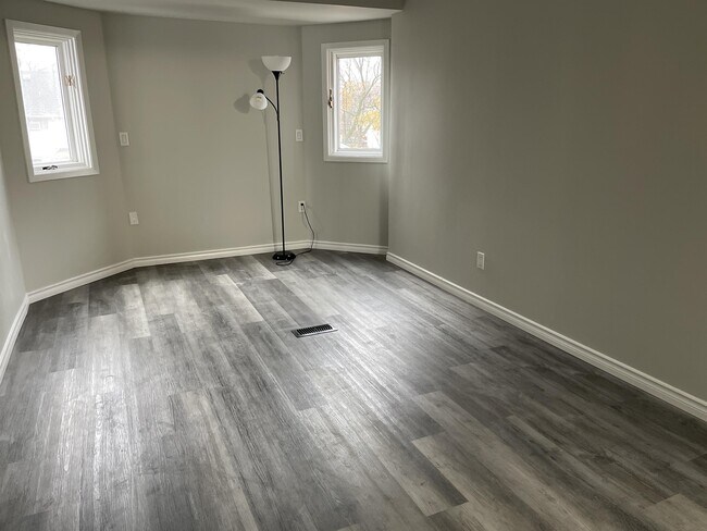 Photo - 133 Essex St Unit Upper