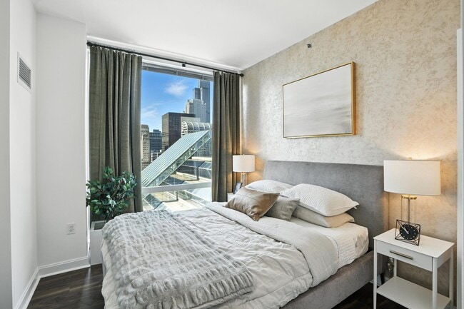 Photo - 115 W Wacker Dr