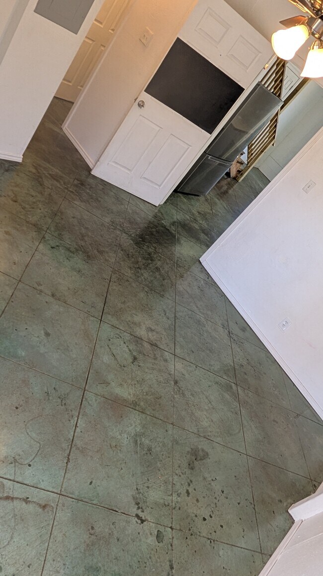 master with door to yard and bath suite walkin closet - 805 E Avenue C