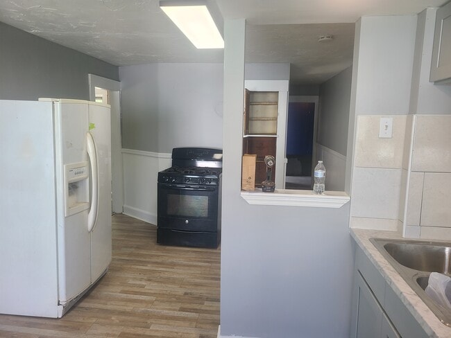 Building Photo - 52 Main St Unit 52 and 1 half main st