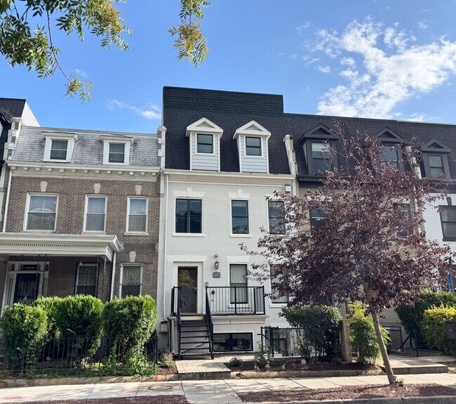 Building Photo - Stunning 2 BR/2 BA Condo in Columbia Heights!
