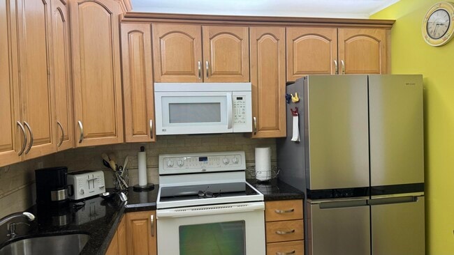 Building Photo - 2841 Somerset Dr Unit 112
