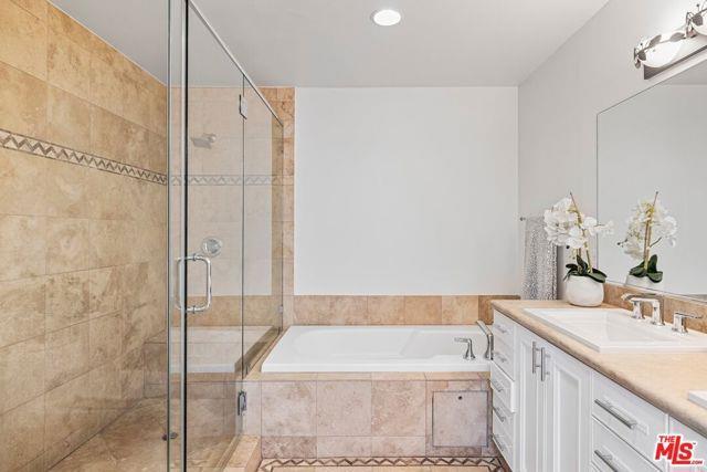 Building Photo - 123 S Clark Dr Unit PH1 Rental