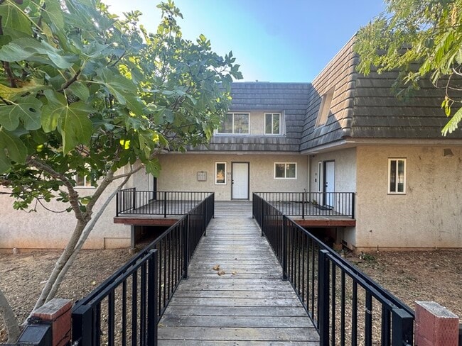 Building Photo - Beaitifully updated 2 bedroom 1.5 bathroom... Rental